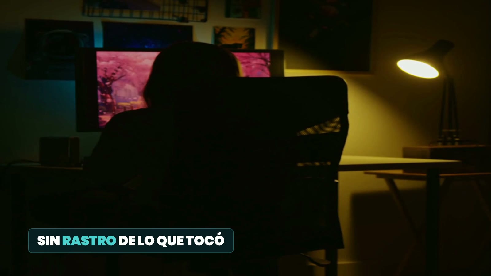 Agentes de IA para negocios: montó la landing en una noche y nadie supo qué se había tocado 2 Rótulo «Sin rastro de lo que tocó» sobre la silueta de una persona trabajando de noche frente a un ordenador